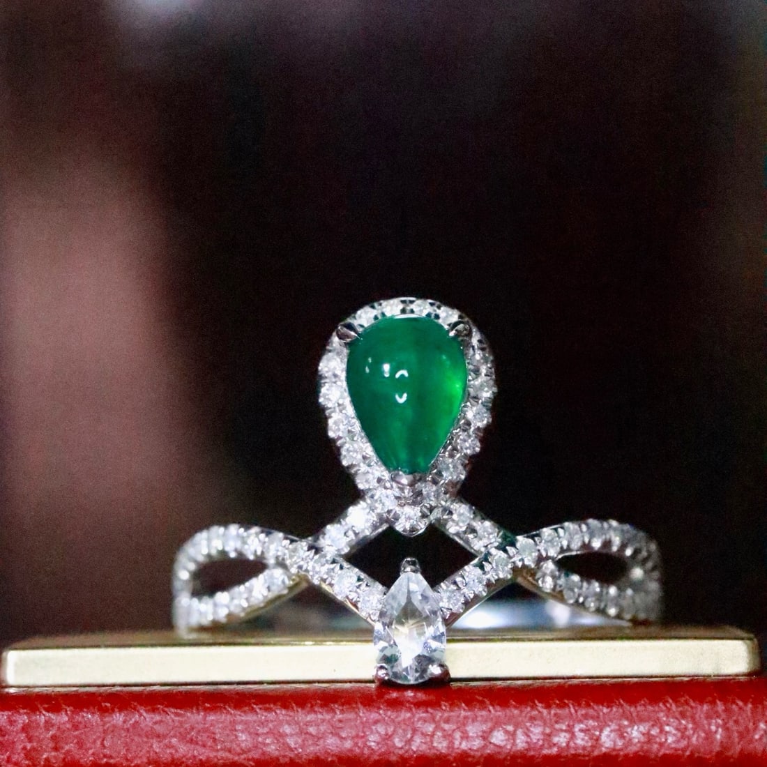 14k Gold 0.81 Ctw Natural Emerald & Diamond Ring: Ref:231154327 // gold content:14k gold // ring size:7. 25us // // main gemstone:emerald // shape:pear // carat weight:0. 56ct // color:green // treatment:natural // // adjacent gemstone 2 : diamond