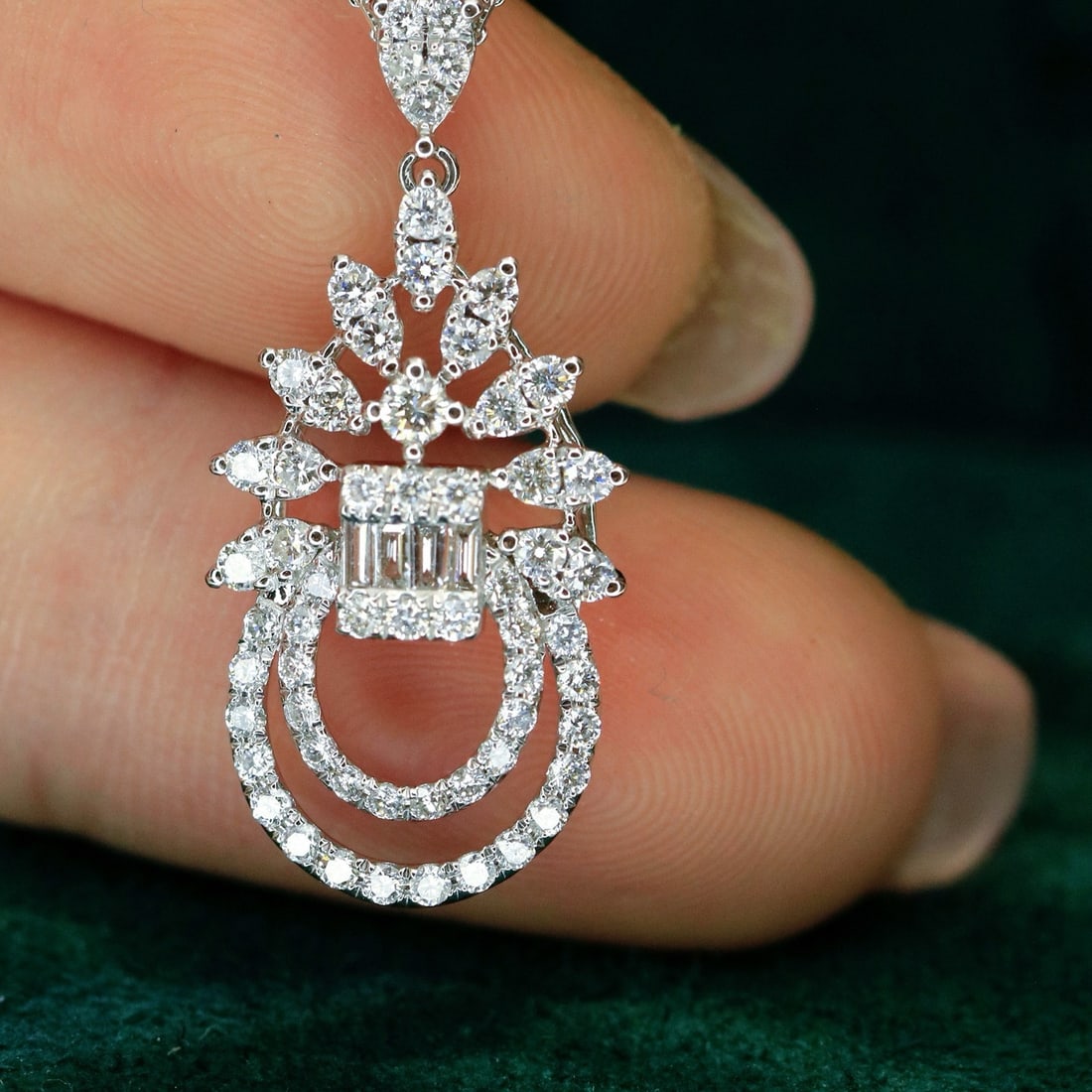 14k Gold 0.78 Ct Natural H Diamond Necklace: Ref:231154338 // gold content:14k gold // main gemstone:diamond // shape:multiple // carat weight:0. 78ct // clarity grade:vs-si // color:h // treatment:natural // High Estimate: 5300 Low Estimate: