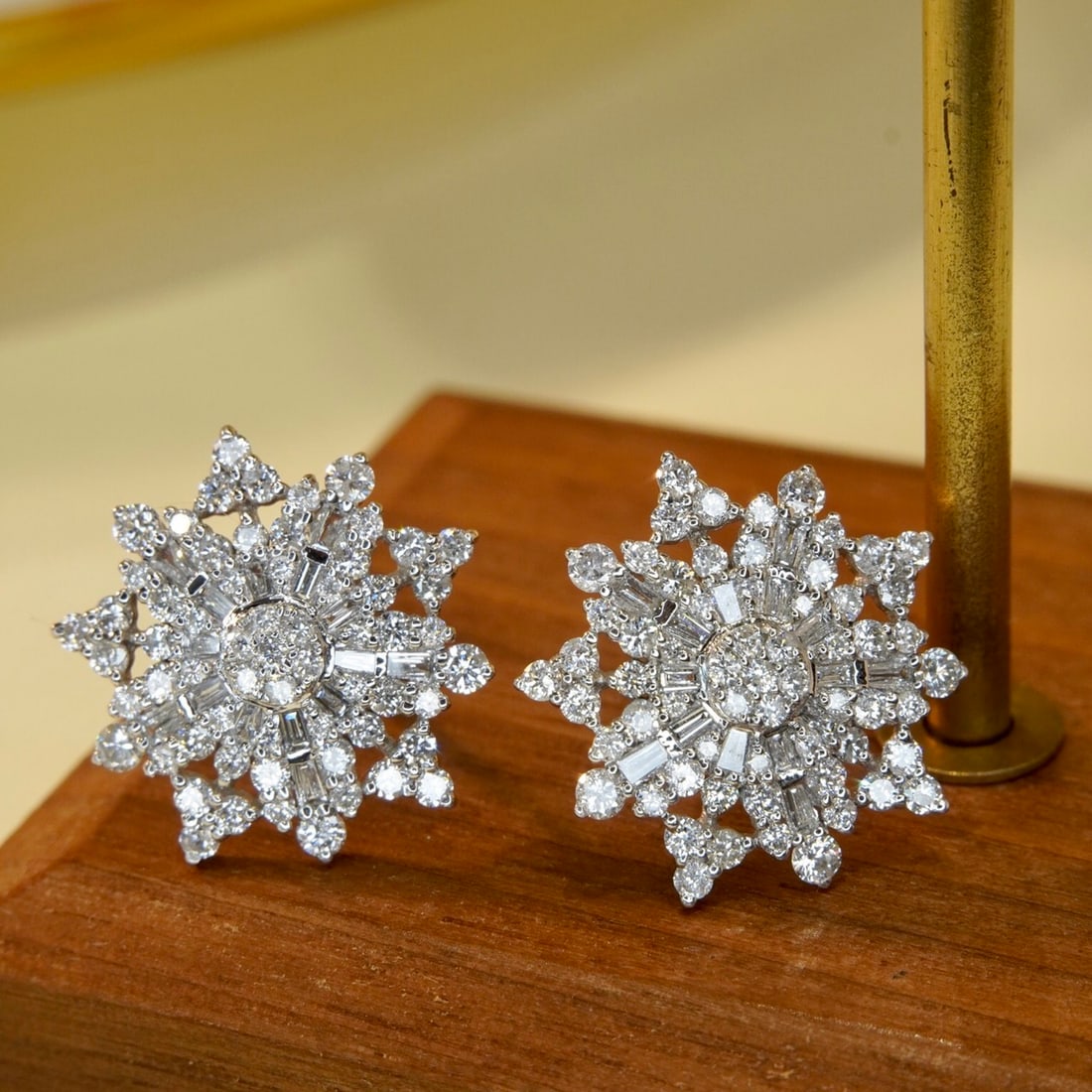 14k Gold 1.34 Ct Natural H Diamond Earrings: Ref:231154349 // gold content:14k gold // main gemstone:diamond // shape:multiple // carat weight:1. 34ct // clarity grade:vs-si // color:h // treatment:natural // High Estimate: 6300 Condition: New