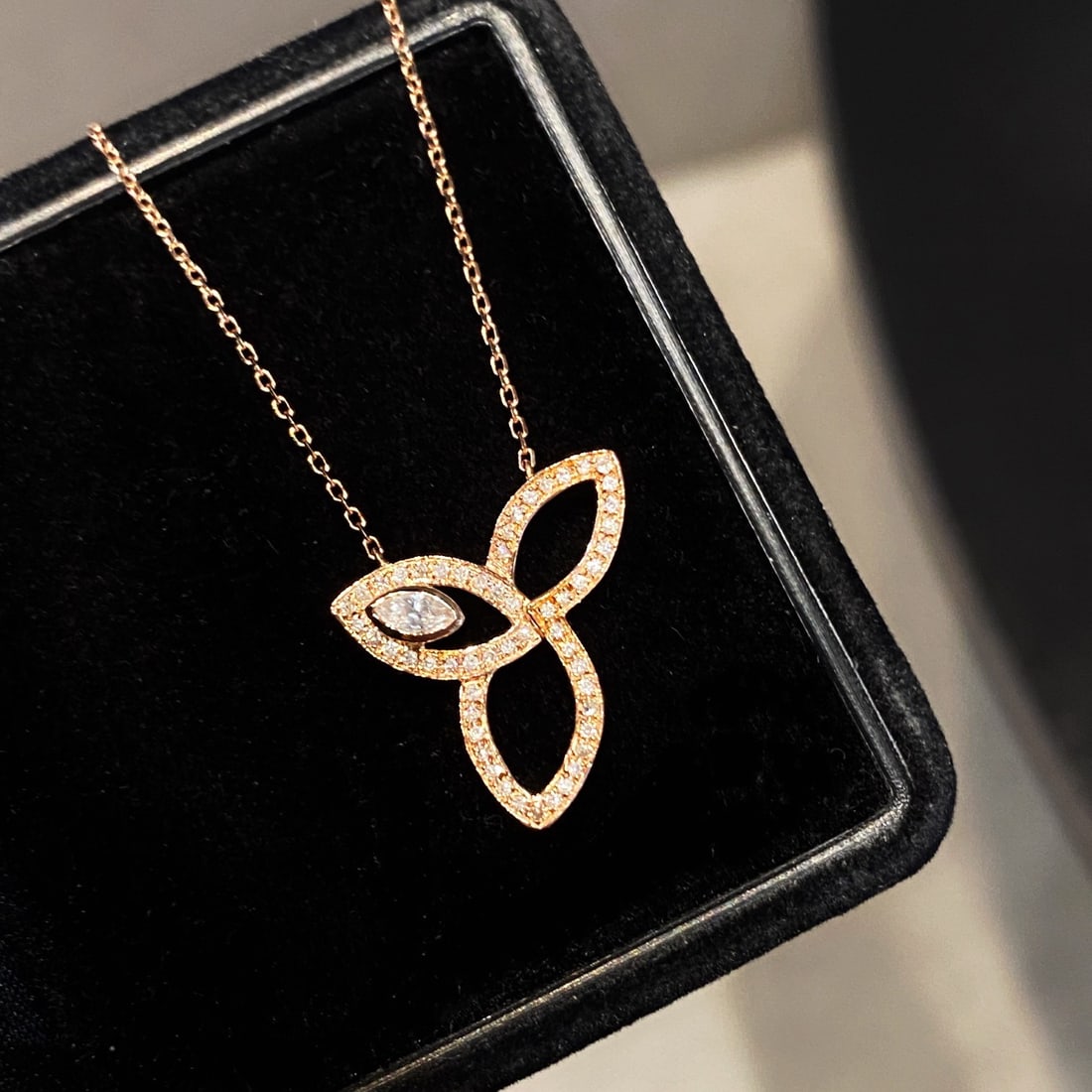 14k Gold 0.19 Ctw Natural H Diamond Necklace: Ref:231154362 // gold content:14k gold // main gemstone:diamond // shape:marquise // carat weight:0. 07ct // clarity grade:vs-si // color:h // treatment:natural // // adjacent gemstone 2 : diamond //
