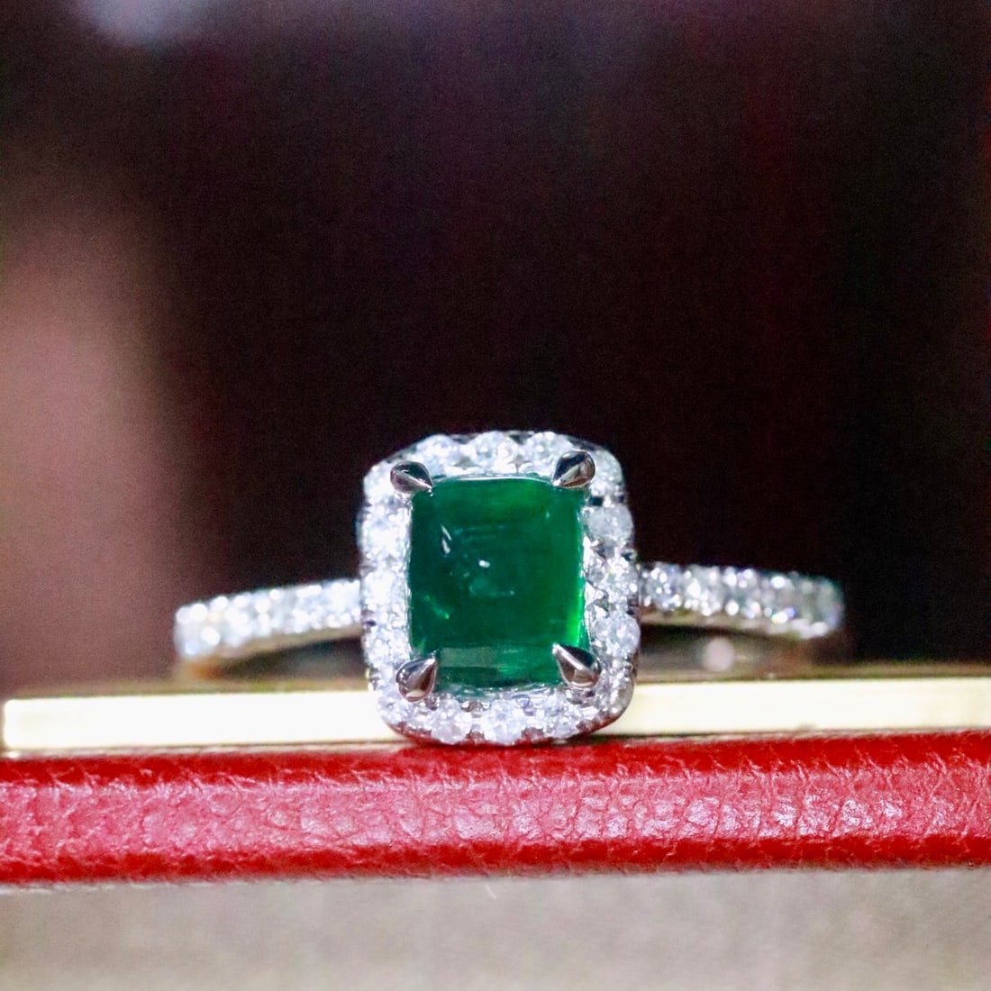 14k Gold 1.01 Ctw Natural Emerald & Diamond Ring: Ref:231154393 // gold content:14k gold // ring size:7. 25us // // main gemstone:emerald // shape:sugar-loaf // carat weight:0. 84ct // color:green // treatment:natural // // adjacent gemstone 2 :