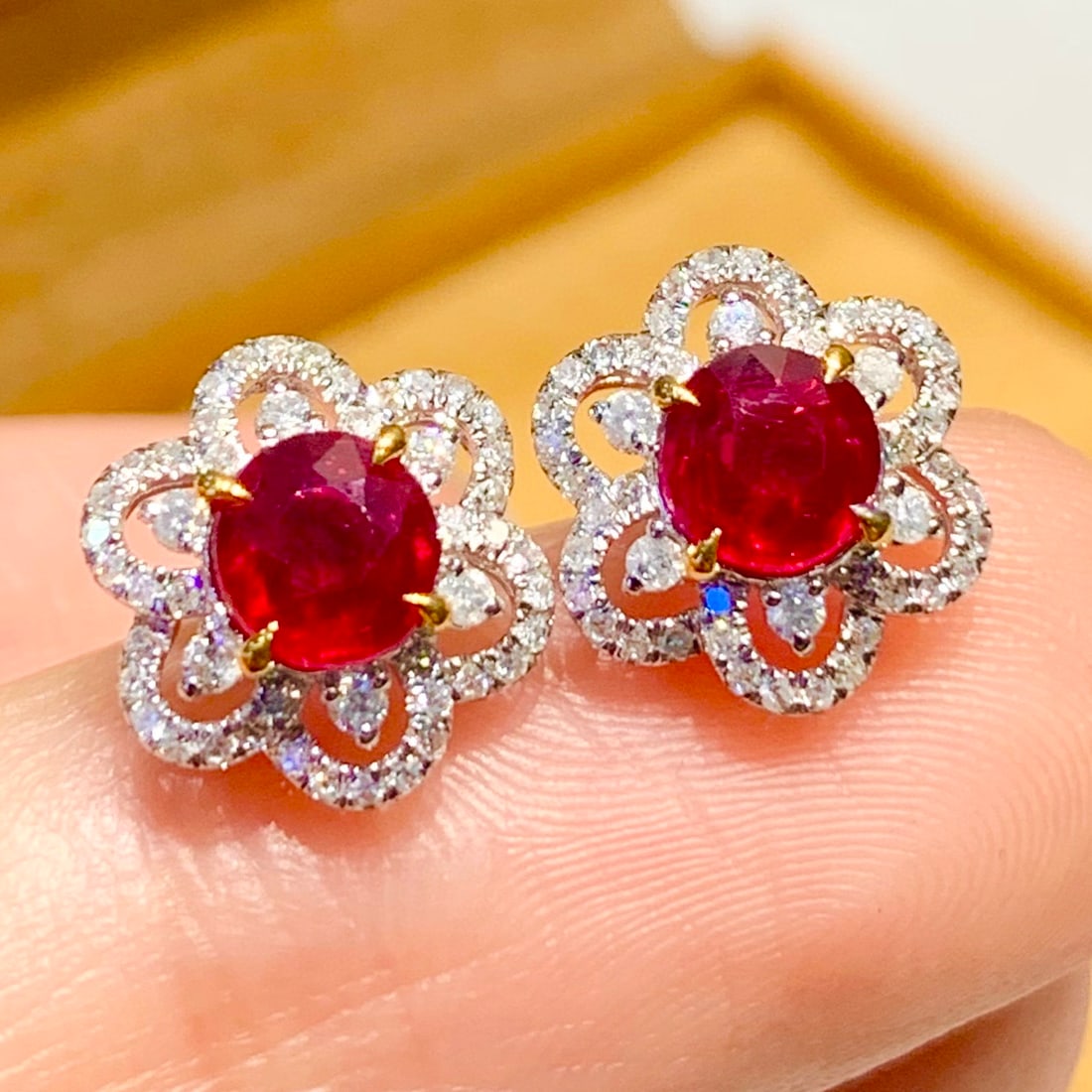 14k Gold 1.01 Ct Natural Ruby & Diamond Earrings: Ref:231154401 // gold content:14k gold // main gemstone:ruby // shape:round // carat weight:1. 01ct // color:red // treatment:natural // cut grade:g // // adjacent gemstone 2 : diamond // shape:round