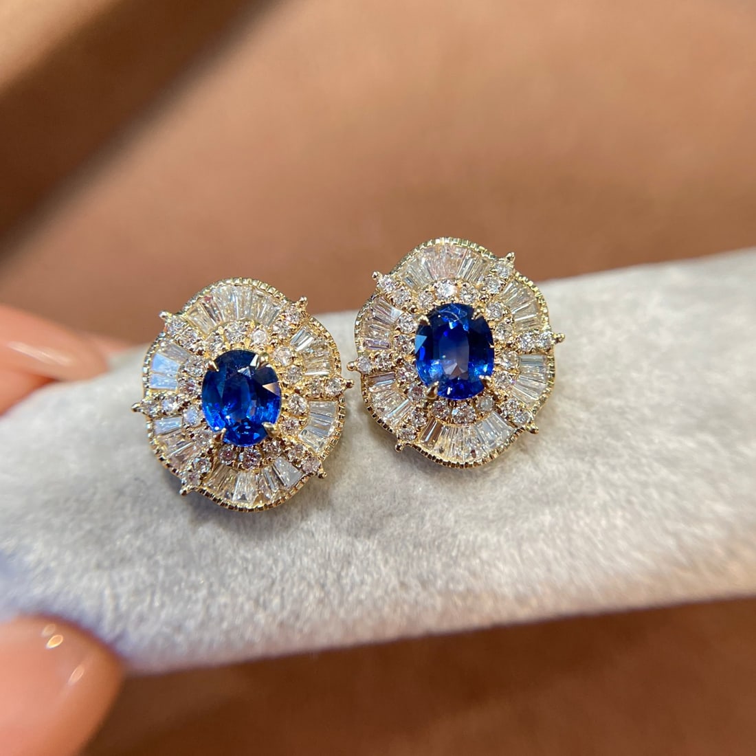 14k Gold 1.20 Ct Natural Sapphire & Diamond Earrings: Ref:231154408 // gold content:14k gold // main gemstone:sapphire // shape:oval // carat weight:1. 20ct // color:blue // treatment:natural // // adjacent gemstone 2 : diamond // shape:multiple //