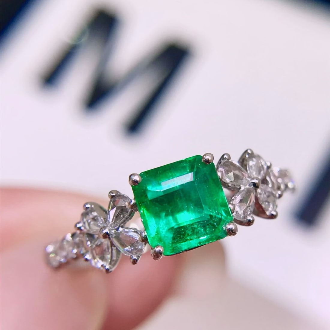 14k Gold 0.8 Ct Natural Emerald & Diamond Ring - 3
