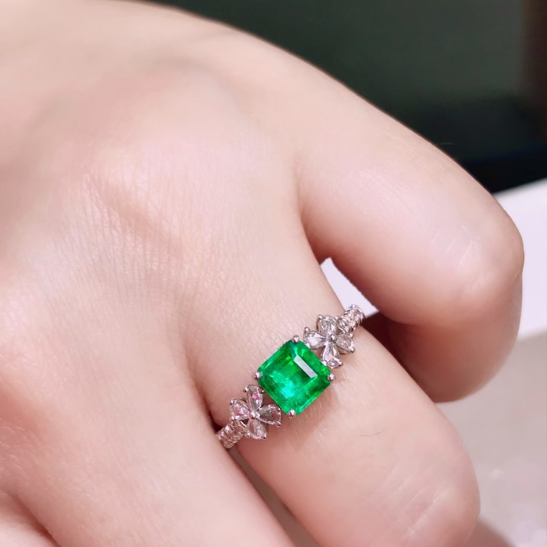 14k Gold 0.8 Ct Natural Emerald & Diamond Ring - 4