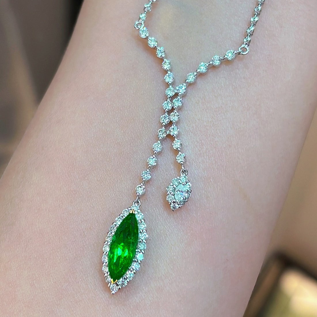 14k Gold 1.3 Ct Vivid Green Natural Emerald & Diamond Necklace - 3