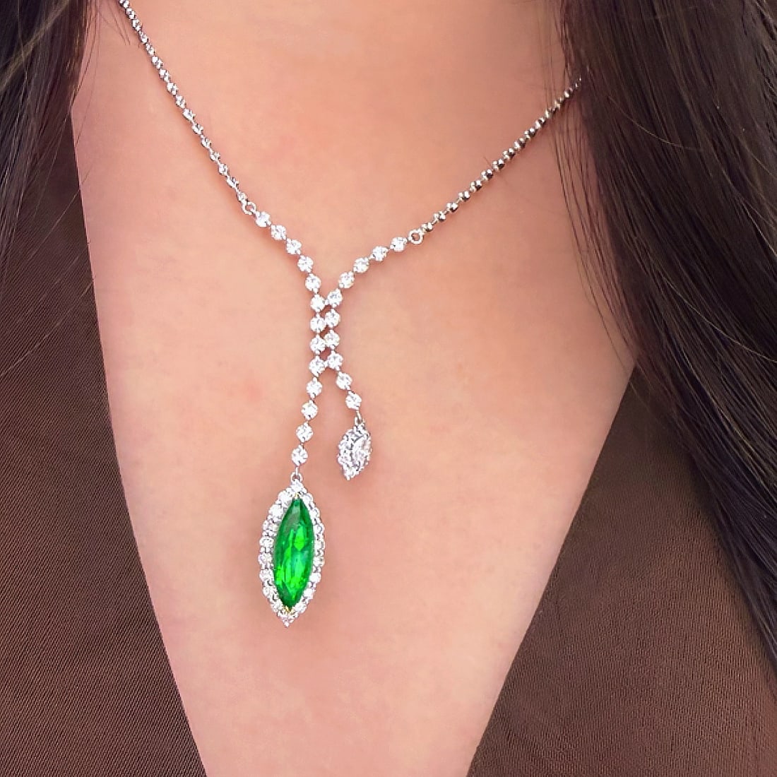 14k Gold 1.3 Ct Vivid Green Natural Emerald & Diamond Necklace - 4