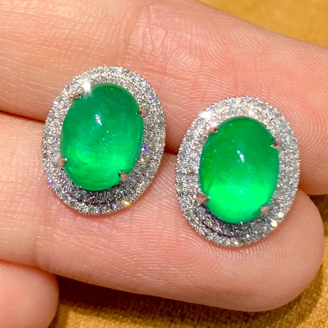 14k Gold 3.8 Ct Natural Emerald & Diamond Earrings: Ref:231154440 // gold content:14k gold // main gemstone:emerald // shape:oval // carat weight:3. 8ct // color:green // treatment:natural // // adjacent gemstone 2 : diamond // shape:round // clarity