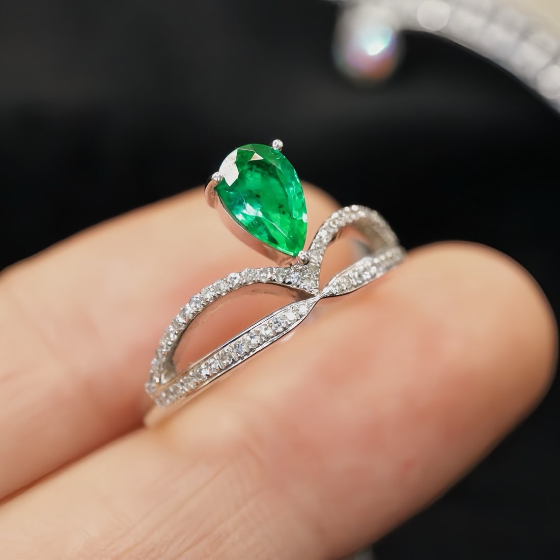 14k Gold 0.80 Ctw Natural Emerald & Diamond Ring - 4