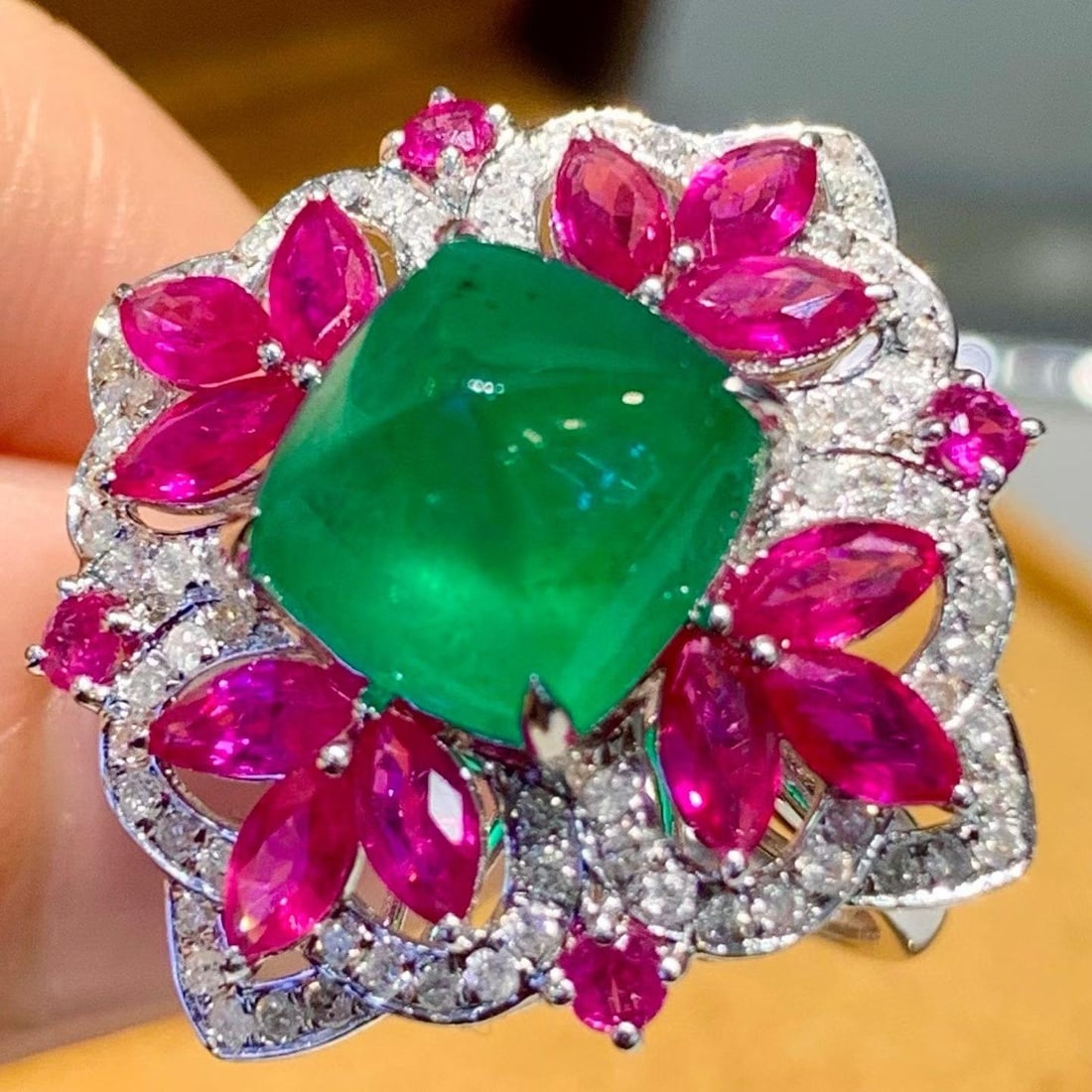 14k Gold 6.5 Ct Vivid Green Natural Emerald & Diamond Ring: Ref:231161031 // gold content:14k gold // ring size:7. 25us // // main gemstone:emerald // shape:sugar-loaf // carat weight:6. 5ct // color:vivid green // treatment:natural // // adjacent gemstone 2 :
