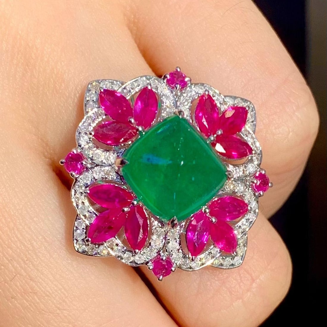 14k Gold 6.5 Ct Vivid Green Natural Emerald & Diamond Ring - 2