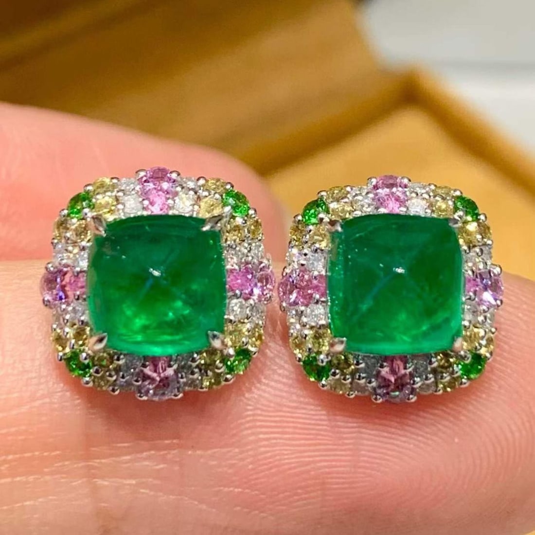 14k Gold 2.4 Ct Vivid Green Natural Emerald & Diamond Earrings: Ref:231161036 // gold content:14k gold // main gemstone:emerald // shape:sugar-loaf // carat weight:2. 4ct // color:vivid green // treatment:natural // // adjacent gemstone 2 : diamond // shape:round 