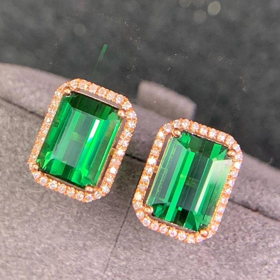 14k Gold 3.6 Ct Natural Tourmaline & Diamond Earrings: Ref:231161060 // gold content:14k gold // main gemstone:tourmaline // shape:octagonal // carat weight:3. 6ct // color:green // treatment:natural // // adjacent gemstone 2 : diamond // shape:round //