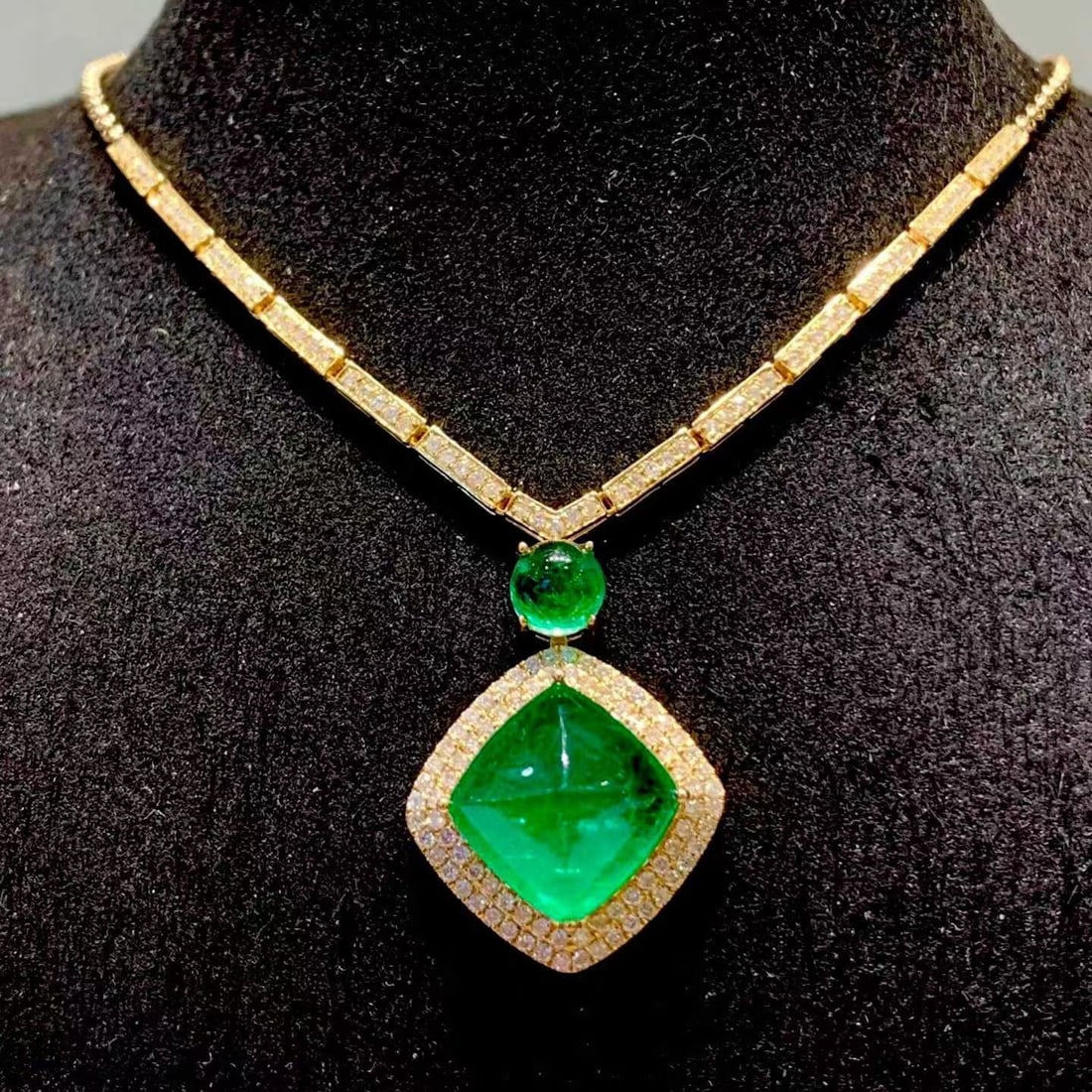 14k Gold 6.8 Ct Natural Emerald & Diamond Necklace: Ref:231161084 // gold content:14k gold // main gemstone:emerald // shape:sugar-loaf // carat weight:6. 8ct // color:green // treatment:natural // // adjacent gemstone 2 : diamond // shape:round //