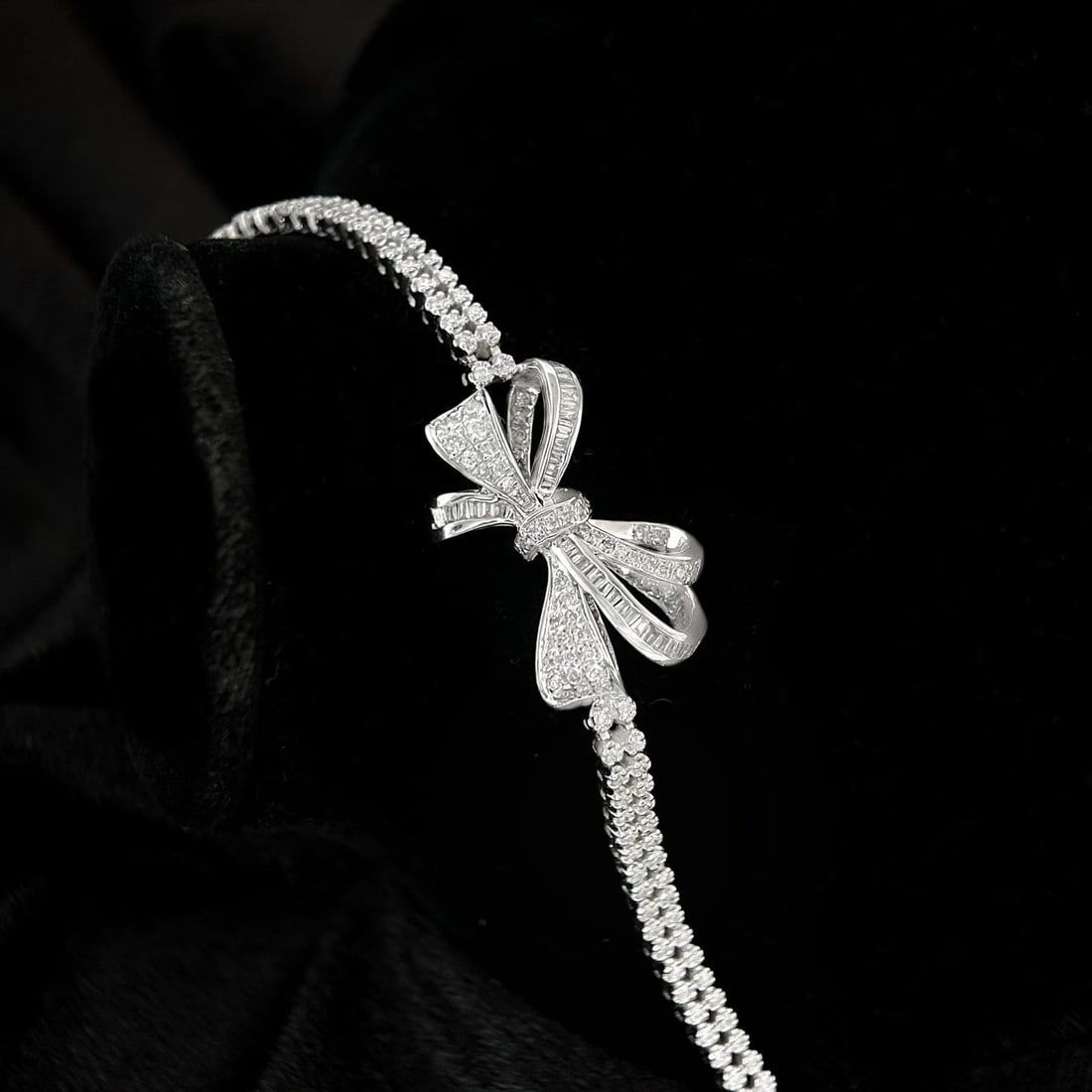 14k Gold 1.8 Ct Natural H Diamond Bracelet: Ref:231161098 // gold content:14k gold // main gemstone:diamond // shape:multiple // carat weight:1. 8ct // clarity grade:vs-si // color:h // treatment:natural // Condition: New Low Estimate: 9500