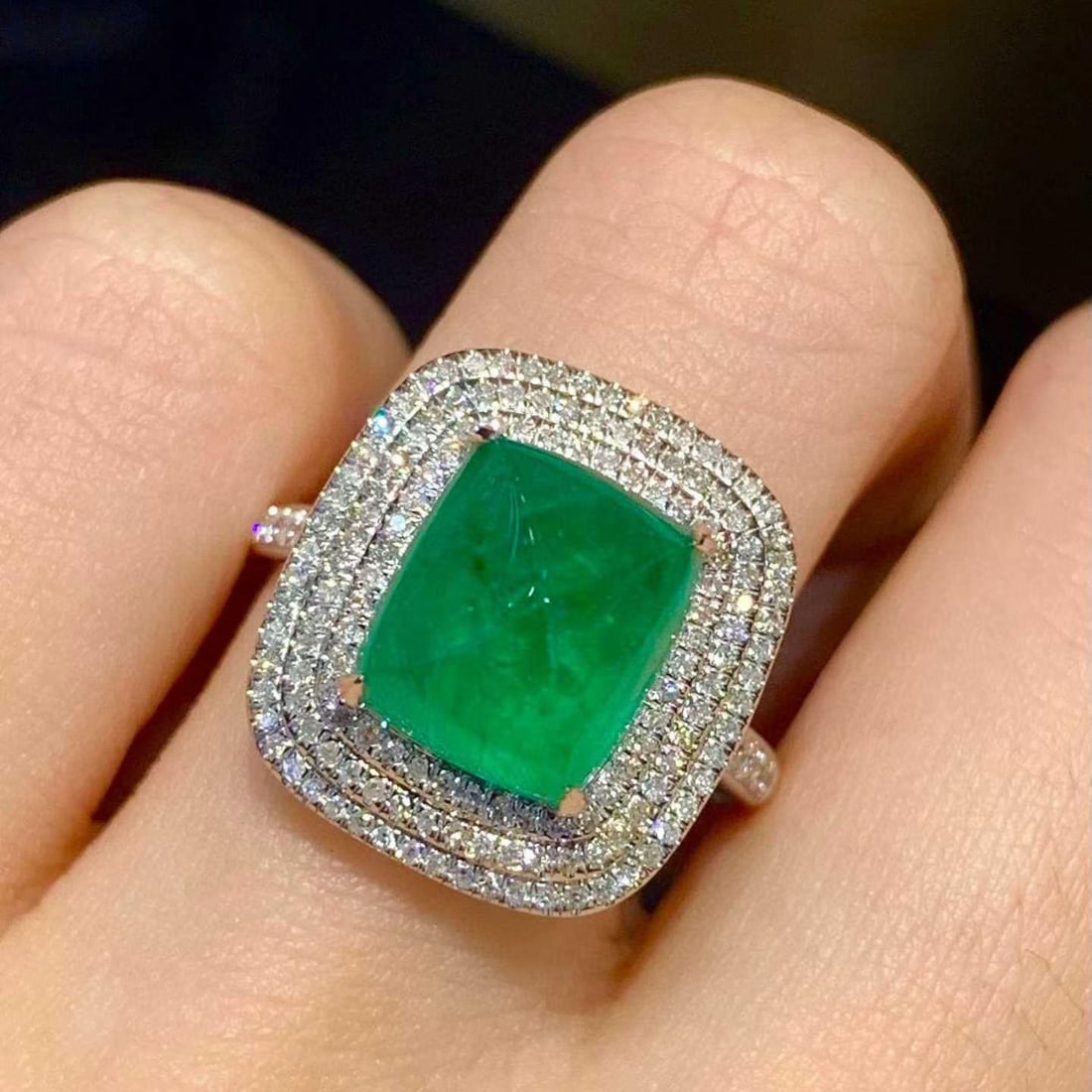 14k Gold 4.35 Ct Natural Emerald & Diamond Ring: Ref:231161130 // gold content:14k gold // ring size:7. 25us // // main gemstone:emerald // shape:sugar-loaf // carat weight:4. 35ct // color:green // treatment:natural // // adjacent gemstone 2 :