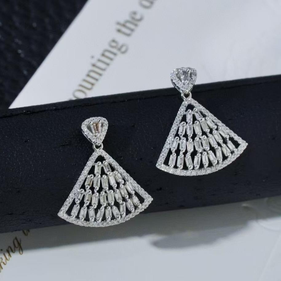 14k Gold 0.86 Ct Natural H Diamond Earrings: Ref:231161140 // gold content:14k gold // main gemstone:diamond // shape:multiple // carat weight:0. 86ct // clarity grade:vs-si // color:h // treatment:natural // Condition: New High Estimate: 2600