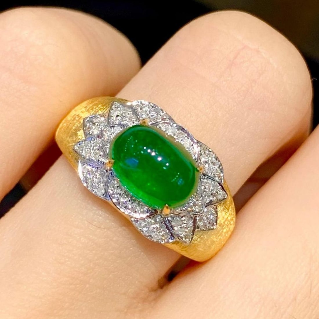 14k Gold 2.1 Ct Natural Emerald & Diamond Ring: Ref:231161176 // gold content:14k gold // ring size:7. 25us // // main gemstone:emerald // shape:oval // carat weight:2. 1ct // color:green // treatment:natural // // adjacent gemstone 2 : diamond //