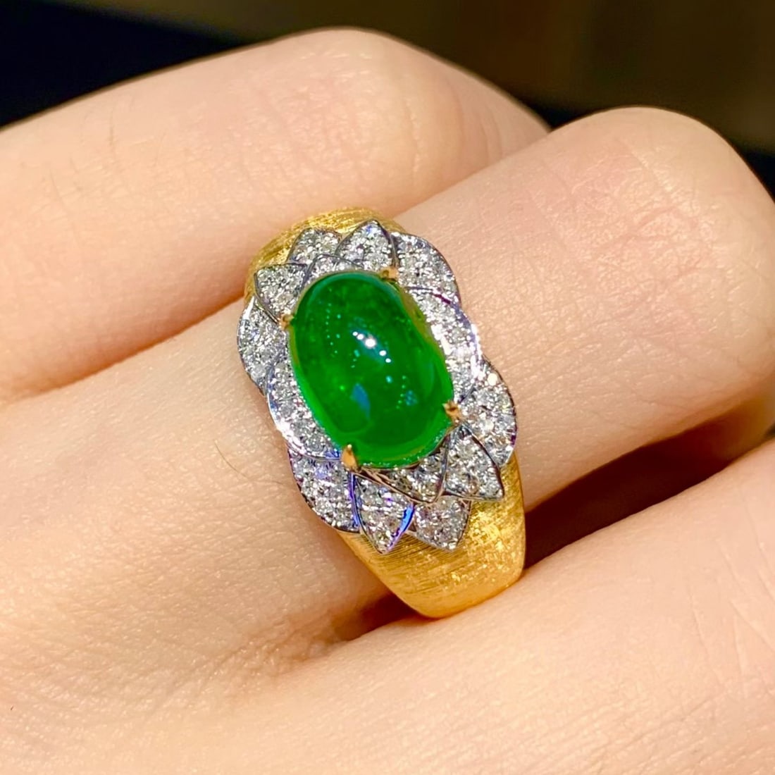 14k Gold 2.1 Ct Natural Emerald & Diamond Ring - 8