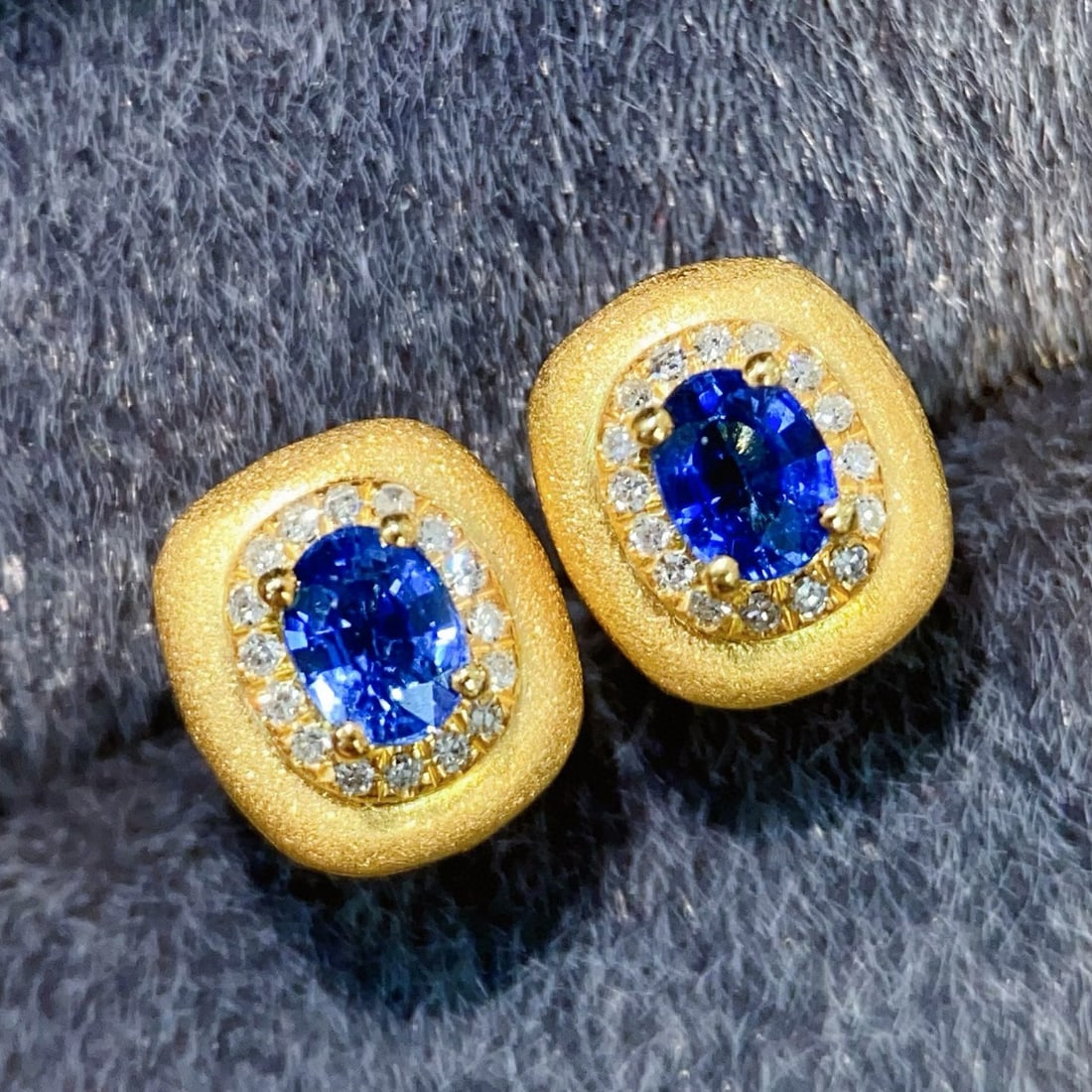 14k Gold 0.55 Ct Natural Sapphire & Diamond Earrings: Ref:231161180 // gold content:14k gold // main gemstone:sapphire // shape:oval // carat weight:0. 55ct // color:blue // treatment:natural // // adjacent gemstone 2 : diamond // number of stones:32 //