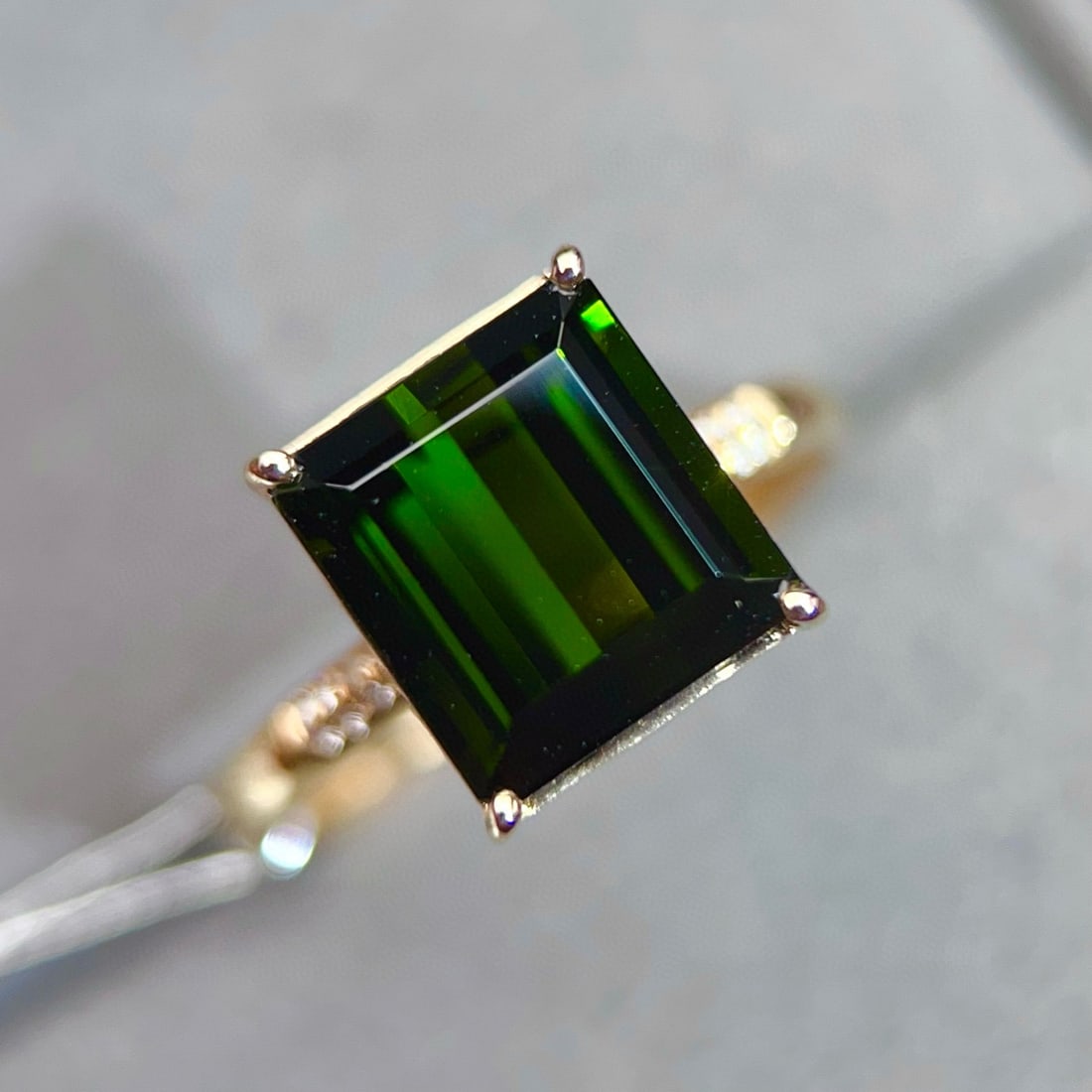 14k Gold 4.55 Ctw Natural Tourmaline & Diamond Ring: Ref:231161208 // gold content:14k gold // ring size:7. 25us // // main gemstone:tourmaline // shape:octagonal // carat weight:4. 5ct // color:green // treatment:natural // // adjacent gemstone 2 :