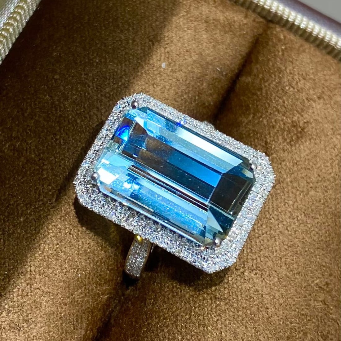 14k Gold 8.05 Ctw Natural Aquamarine & Diamond Ring: Ref:231161213 // gold content:14k gold // ring size:7. 25us // // main gemstone:aquamarine // shape:octagonal // carat weight:7. 55ct // color:blue // treatment:natural // // adjacent gemstone 2 :