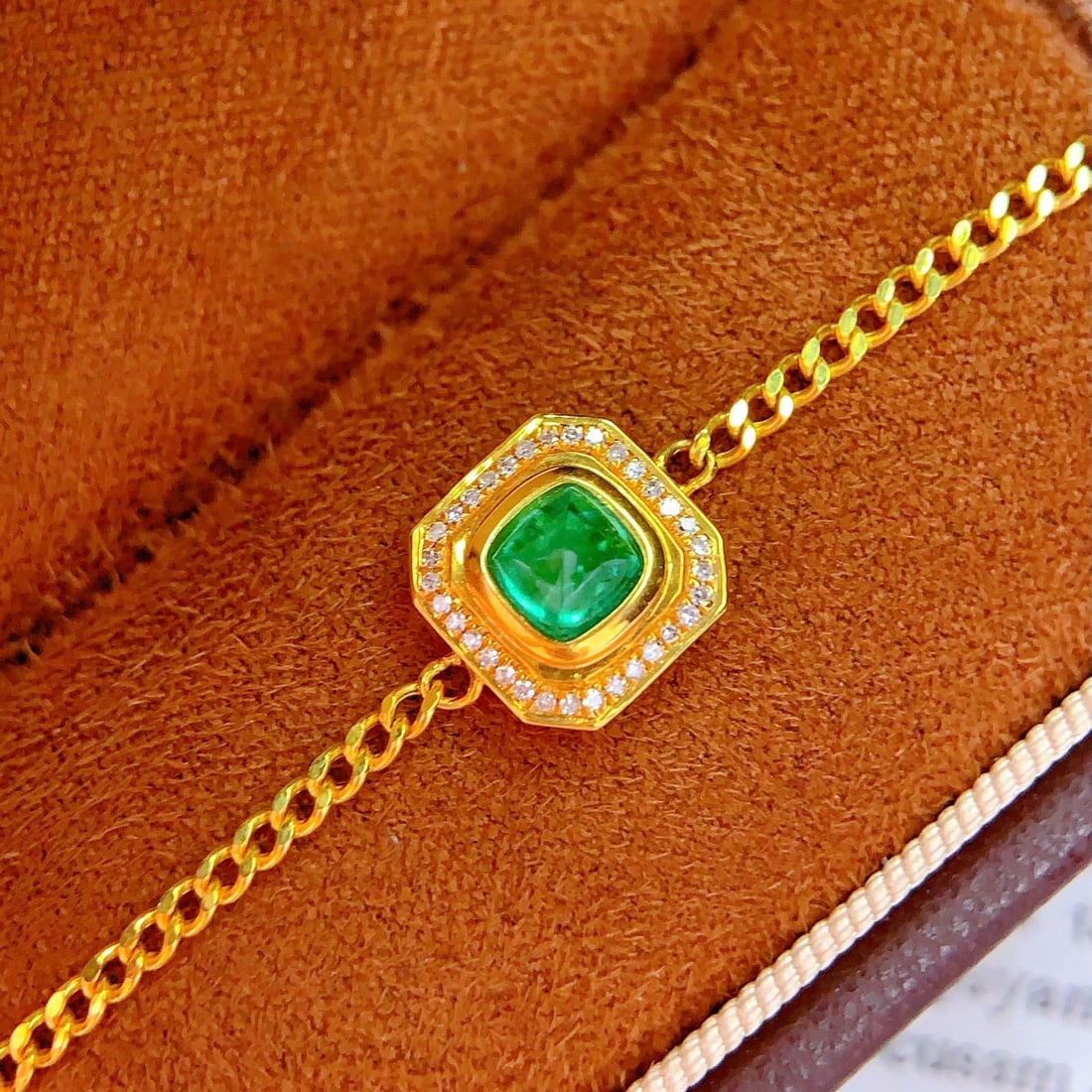 14k Gold 1 Ct Natural Emerald & Diamond Bracelet: Ref:231161224 // gold content:14k gold // main gemstone:emerald // shape:sugar-loaf // carat weight:1ct // color:green // treatment:natural // // adjacent gemstone 2 : diamond // number of stones:33
