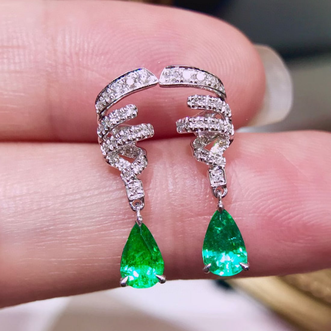14k Gold 1.03 Ctw Natural Emerald & Diamond Earrings: Ref:231161225 // gold content:14k gold // main gemstone:emerald // shape:pear // carat weight:0. 8ct // color:green // treatment:natural // // adjacent gemstone 2 : diamond // shape:round // carat