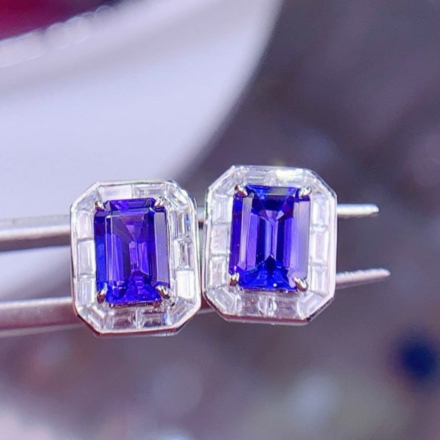 14k Gold 2.5 Ct Natural Tanzanite & Diamond Earrings: Ref:231161255 // gold content:14k gold // main gemstone:tanzanite // shape:octagonal // carat weight:2. 5ct // color:blue // treatment:natural // // adjacent gemstone 2 : diamond // shape:baguette //