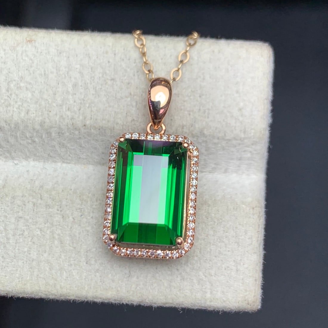 14k Gold 5.5 Ct Natural Tourmaline & Diamond Pendant( Without Chain ): Ref:231162024 // gold content:14k gold // main gemstone:tourmaline // shape:octagonal // carat weight:5. 5ct // color:green // treatment:natural // // adjacent gemstone 2 : diamond // shape:round //