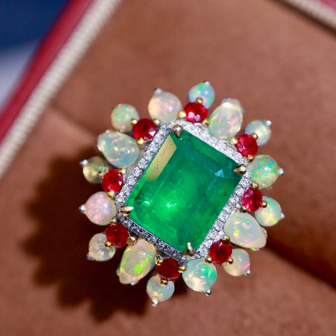 14k Gold 2.73 Ctw Natural Emerald & Diamond Ring: Ref:231162025 // gold content:14k gold // ring size:7. 25us // // main gemstone:emerald // shape:octagonal // carat weight:2. 44ct // color:green // treatment:natural // // adjacent gemstone 2 :