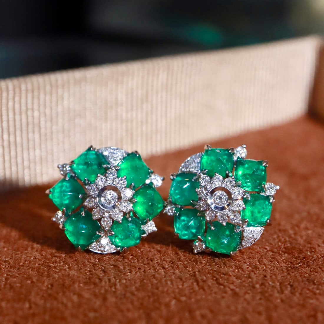 14k Gold 1.92 Ctw Natural Emerald & Diamond Earrings: Ref:231162031 // gold content:14k gold // main gemstone:emerald // shape:sugar-loaf // carat weight:1. 69ct // color:green // treatment:natural // // adjacent gemstone 2 : diamond // shape:round //