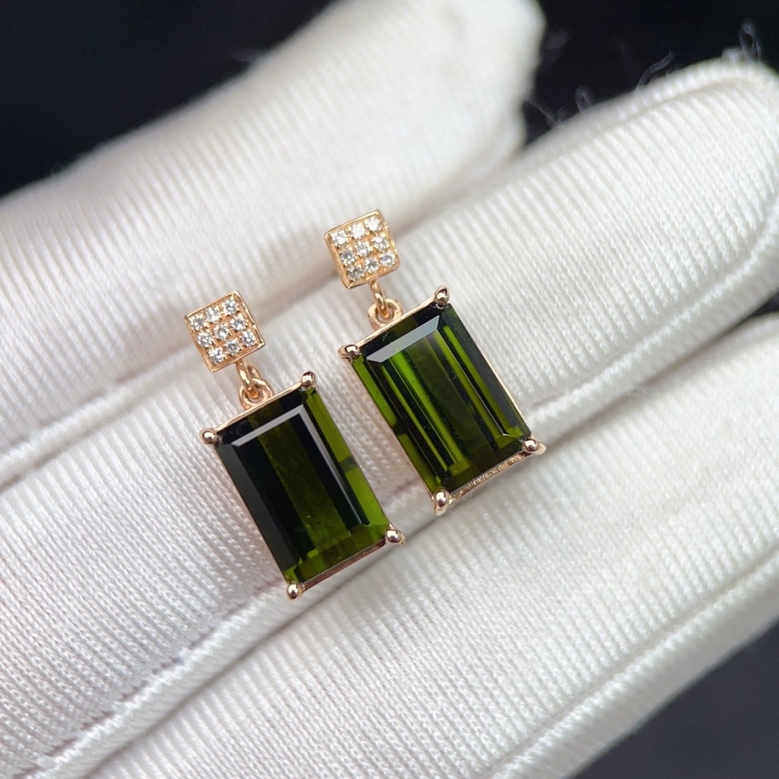14k Gold 4.65 Ctw Natural Tourmaline & Diamond Earrings: Ref:231162037 // gold content:14k gold // main gemstone:tourmaline // shape:octagonal // carat weight:4. 6ct // color:green // treatment:natural // // adjacent gemstone 2 : diamond // number of