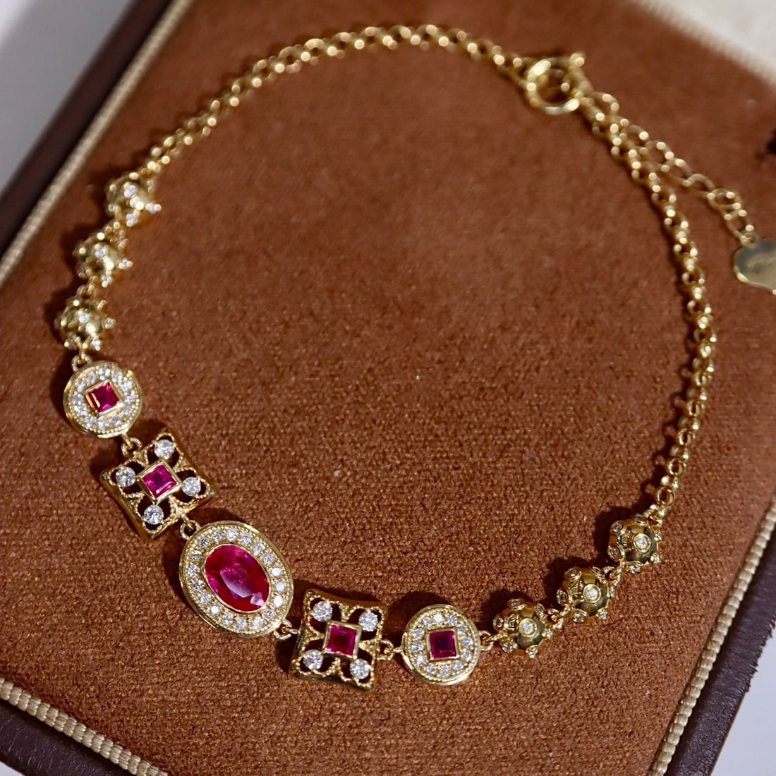 14k Gold 0.63 Ctw Natural Ruby & Diamond Bracelet: Ref:231162042 // gold content:14k gold // main gemstone:ruby // shape:oval // carat weight:0. 52ct // color:red // treatment:natural // // adjacent gemstone 2 : diamond // shape:round // carat