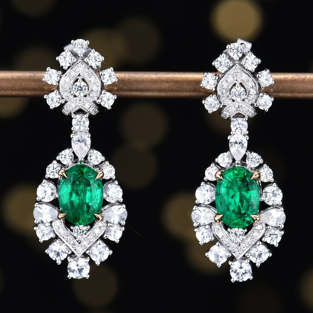 14k Gold 3.31 Ctw Vivid Green Natural Emerald & Sapphire Earrings: Ref:231162077 // gold content:14k gold // main gemstone:emerald // shape:oval // carat weight:1. 54ct // color:vivid green // treatment:natural // // adjacent gemstone 2 : sapphire // number of