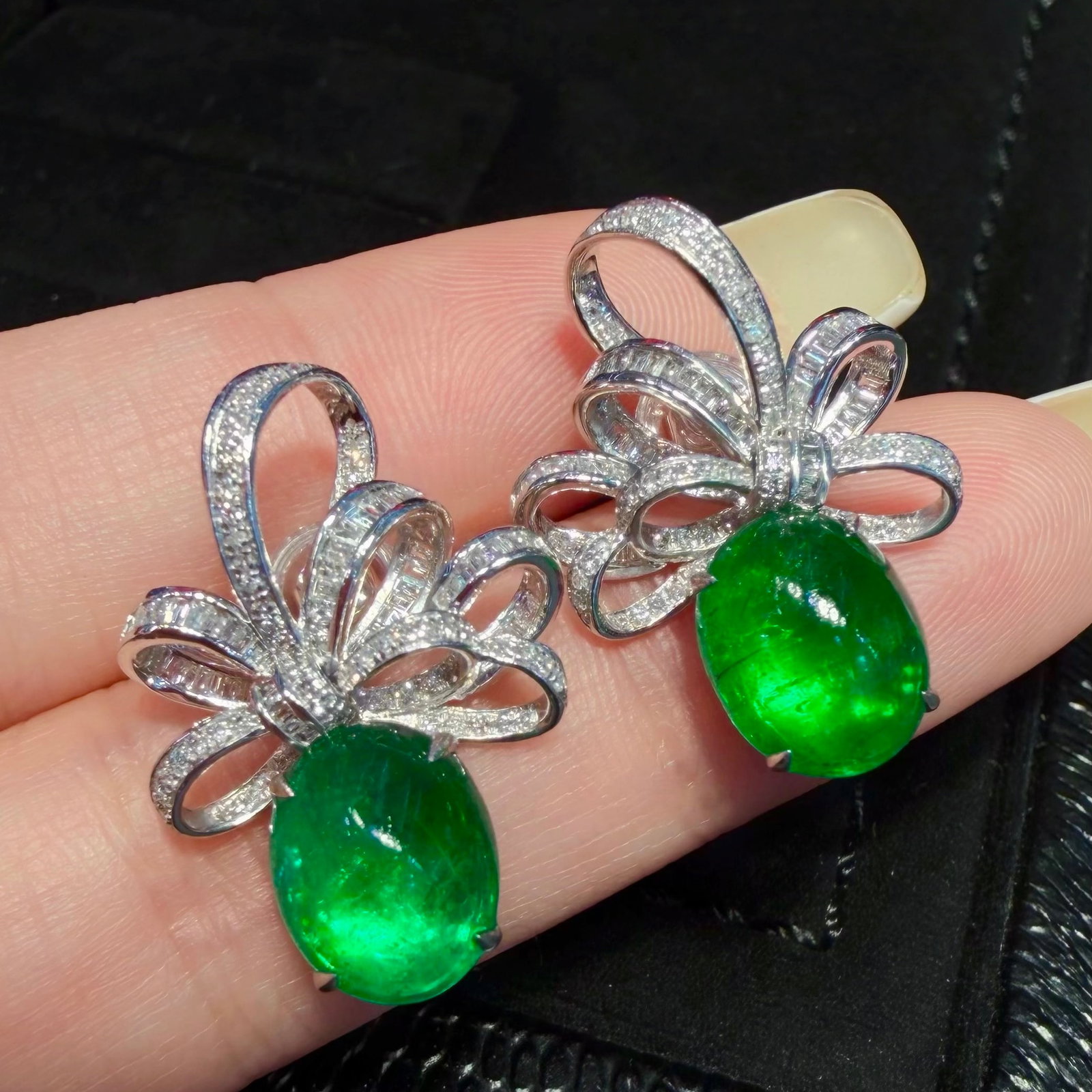 14k Gold 6.89 Ctw Vivid Green Natural Emerald & Diamond Earrings: Ref:231162079 // gold content:14k gold // main gemstone:emerald // shape:oval // carat weight:6. 01ct // color:vivid green // treatment:natural // // adjacent gemstone 2 : diamond // shape:multiple