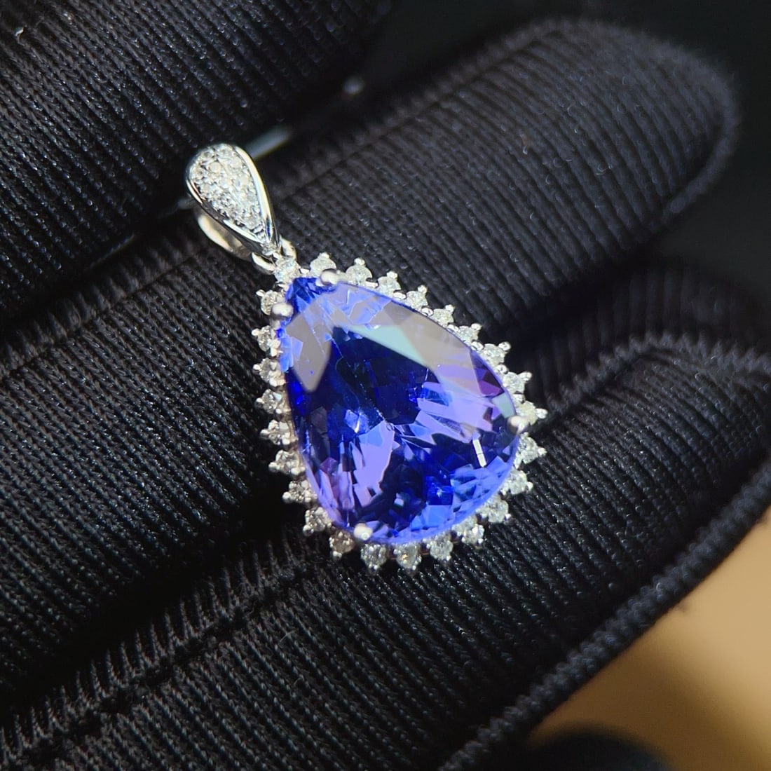 14k Gold 5.74 Ctw Natural Tanzanite & Diamond Pendant( Without Chain ): Ref:231162102 // gold content:14k gold // main gemstone:tanzanite // shape:pear // carat weight:5. 5ct // color:blue // treatment:natural // // adjacent gemstone 2 : diamond // number of stones:38 //