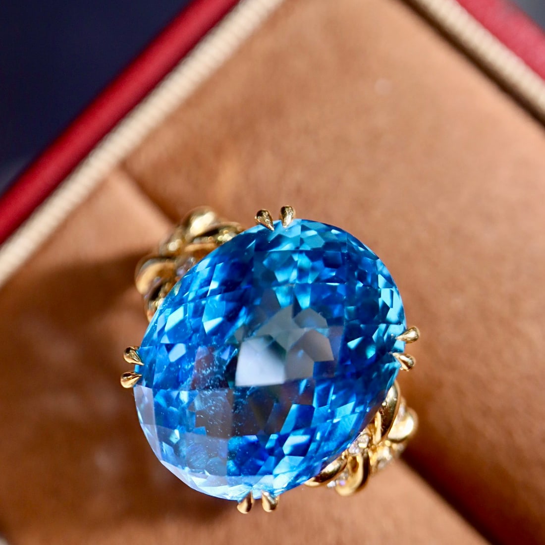14k Gold 20.38 Ctw Natural Topaz & Diamond Ring: Ref:231162108 // gold content:14k gold // ring size:7. 25us // // main gemstone:topaz // shape:oval // carat weight:20. 03ct // color:blue // treatment:natural // // adjacent gemstone 2 : diamond // s