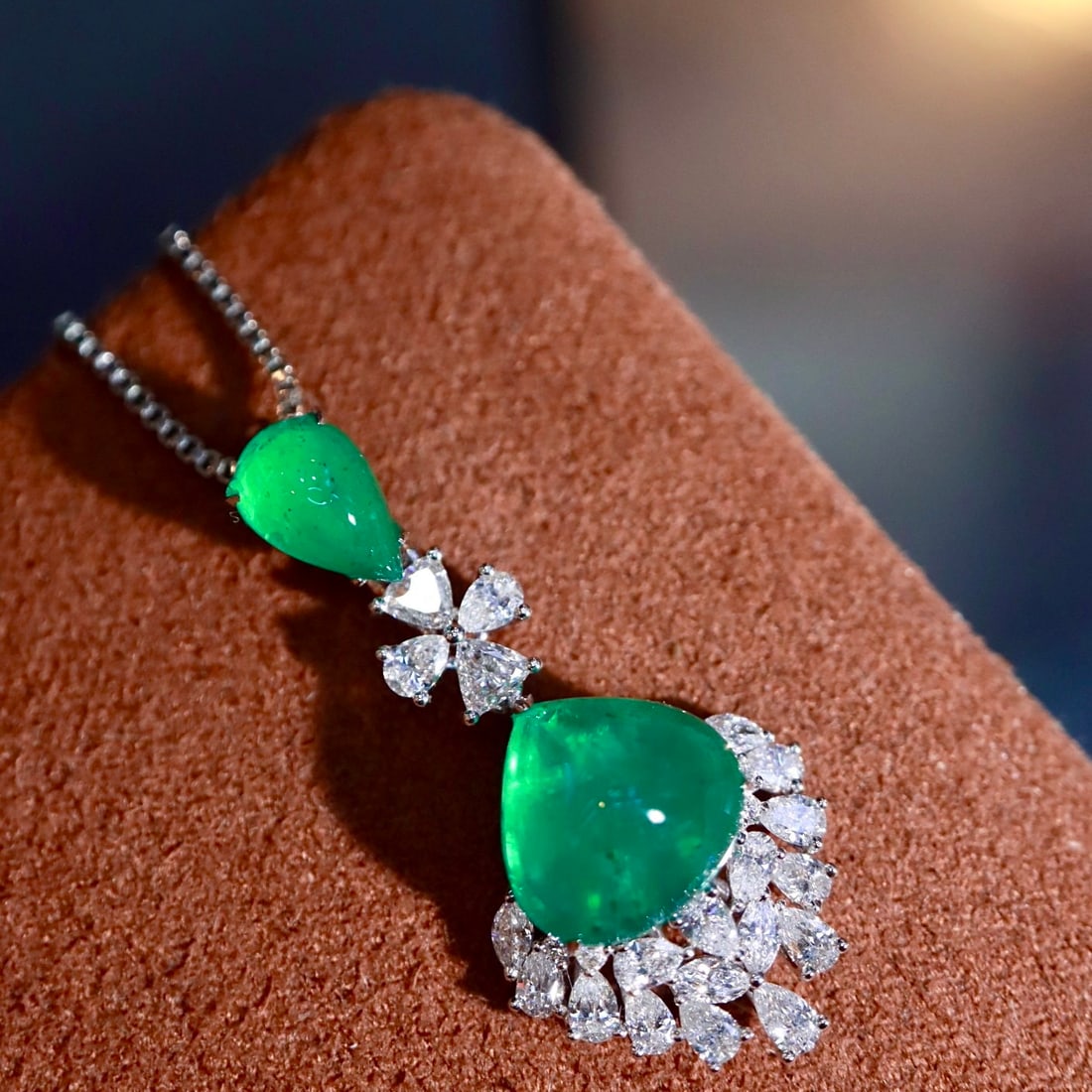 14k Gold 3.72 Ctw Natural Emerald & Diamond Pendant( Without Chain ): Ref:231162113 // gold content:14k gold // main gemstone:emerald // shape:pear // carat weight:3. 12ct // color:green // treatment:natural // // adjacent gemstone 2 : diamond // shape:multiple //