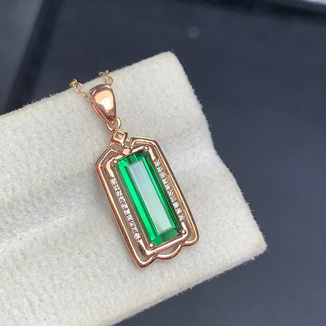 14k Gold 2.5 Ct Natural Tourmaline & Diamond Pendant( Without Chain ): Ref:231162133 // gold content:14k gold // main gemstone:tourmaline // shape:octagonal // carat weight:2. 5ct // color:green // treatment:natural // // adjacent gemstone 2 : diamond // shape:round //