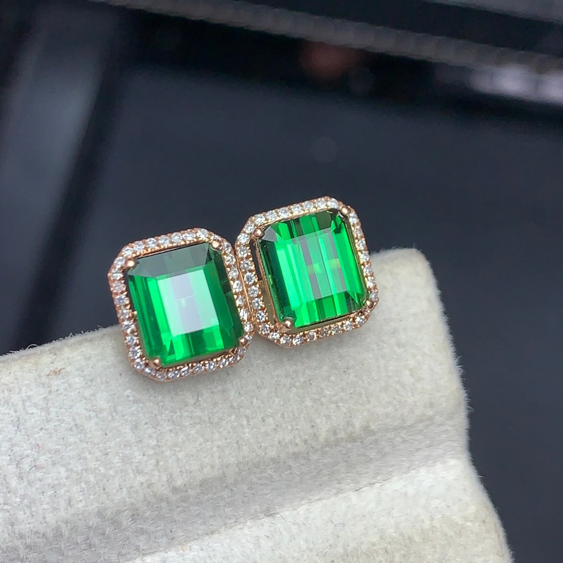 14k Gold 3.8 Ct Natural Tourmaline & Diamond Earrings: Ref:231162146 // gold content:14k gold // main gemstone:tourmaline // shape:octagonal // carat weight:3. 8ct // color:green // treatment:natural // // adjacent gemstone 2 : diamond // shape:round //