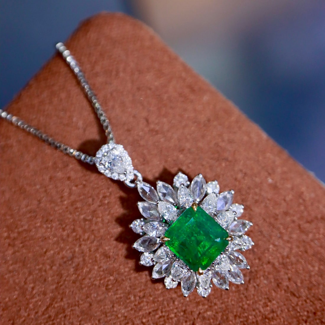 14k Gold 2.20 Ctw Natural Emerald & Diamond Pendant( Without Chain ): Ref:231162148 // gold content:14k gold // main gemstone:emerald // shape:octagonal // carat weight:1. 26ct // color:green // treatment:natural // // adjacent gemstone 2 : diamond // shape:multiple // 
