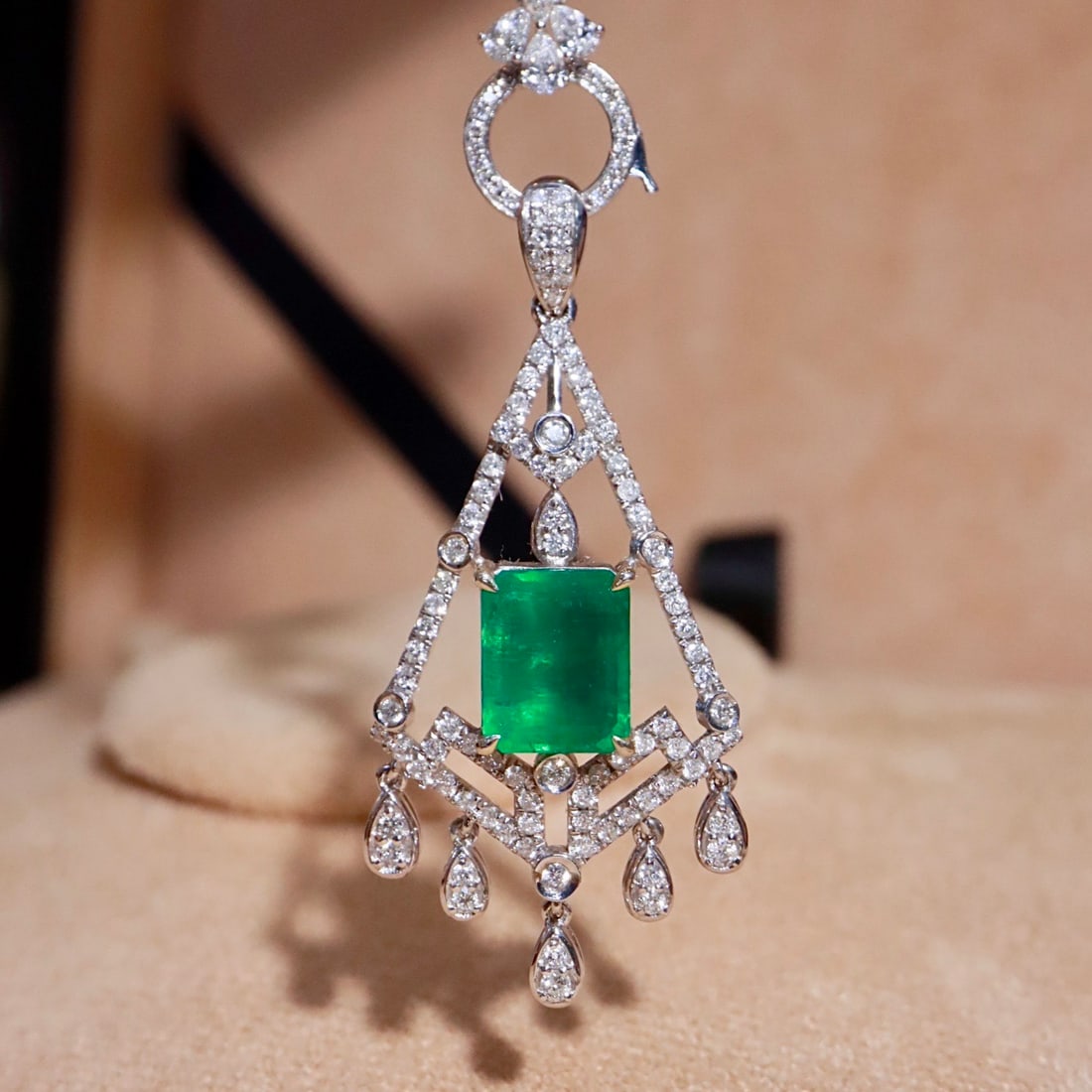 14k Gold 4.52 Ctw Vivid Green Natural Emerald & Diamond Pendant( Without Chain ): Ref:231162160 // gold content:14k gold // main gemstone:emerald // shape:octagonal // carat weight:3. 7ct // color:vivid green // treatment:natural // // adjacent gemstone 2 : diamond // shape:round
