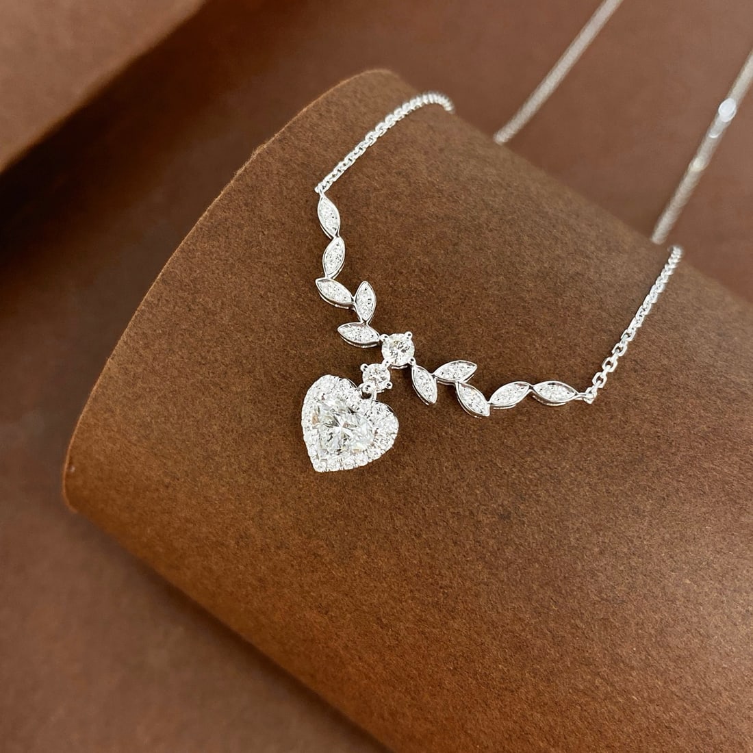 Gia Certified 14k Gold 0.68 Ctw Natural F Vs2 Heart Diamond Necklace - 2