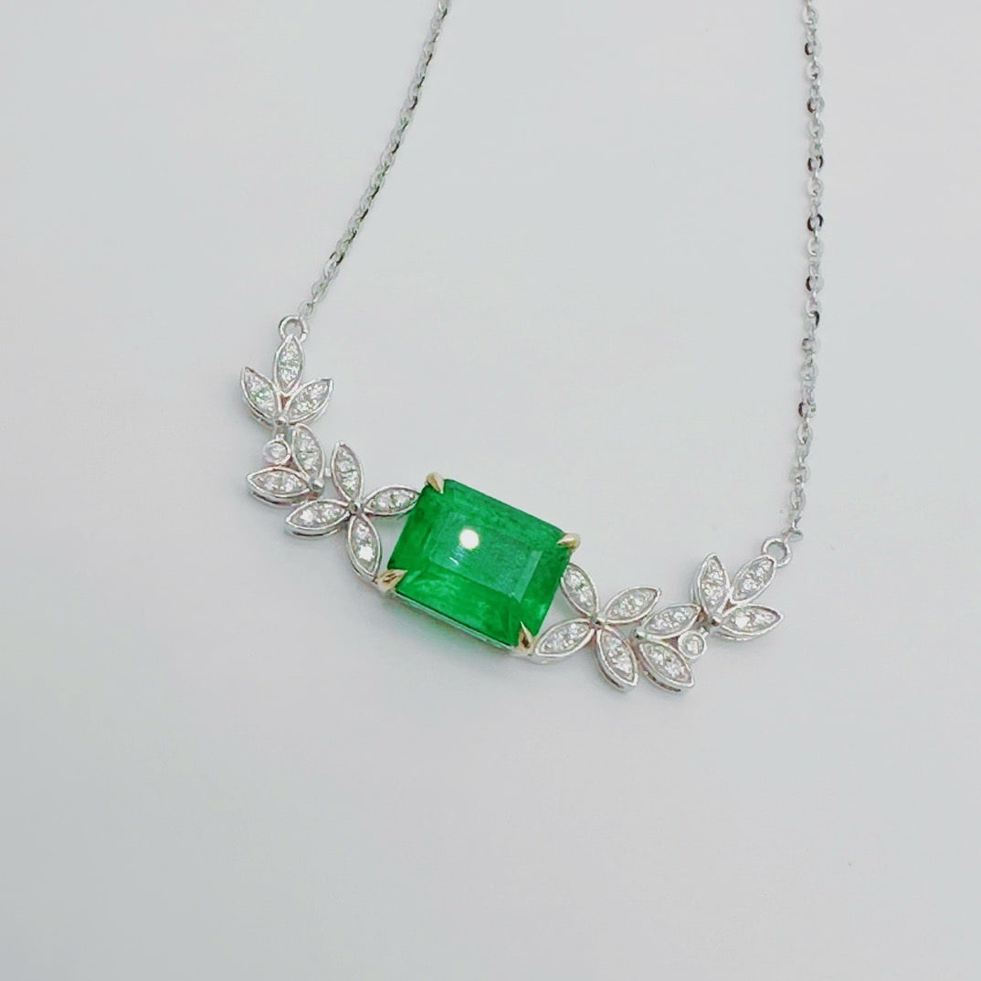14k Gold 2.77 Ctw Natural Emerald & Diamond Necklace: Ref:231162175 // gold content:14k gold // main gemstone:emerald // shape:octagonal // carat weight:2. 58ct // color:green // treatment:natural // // adjacent gemstone 2 : diamond // shape:round // car