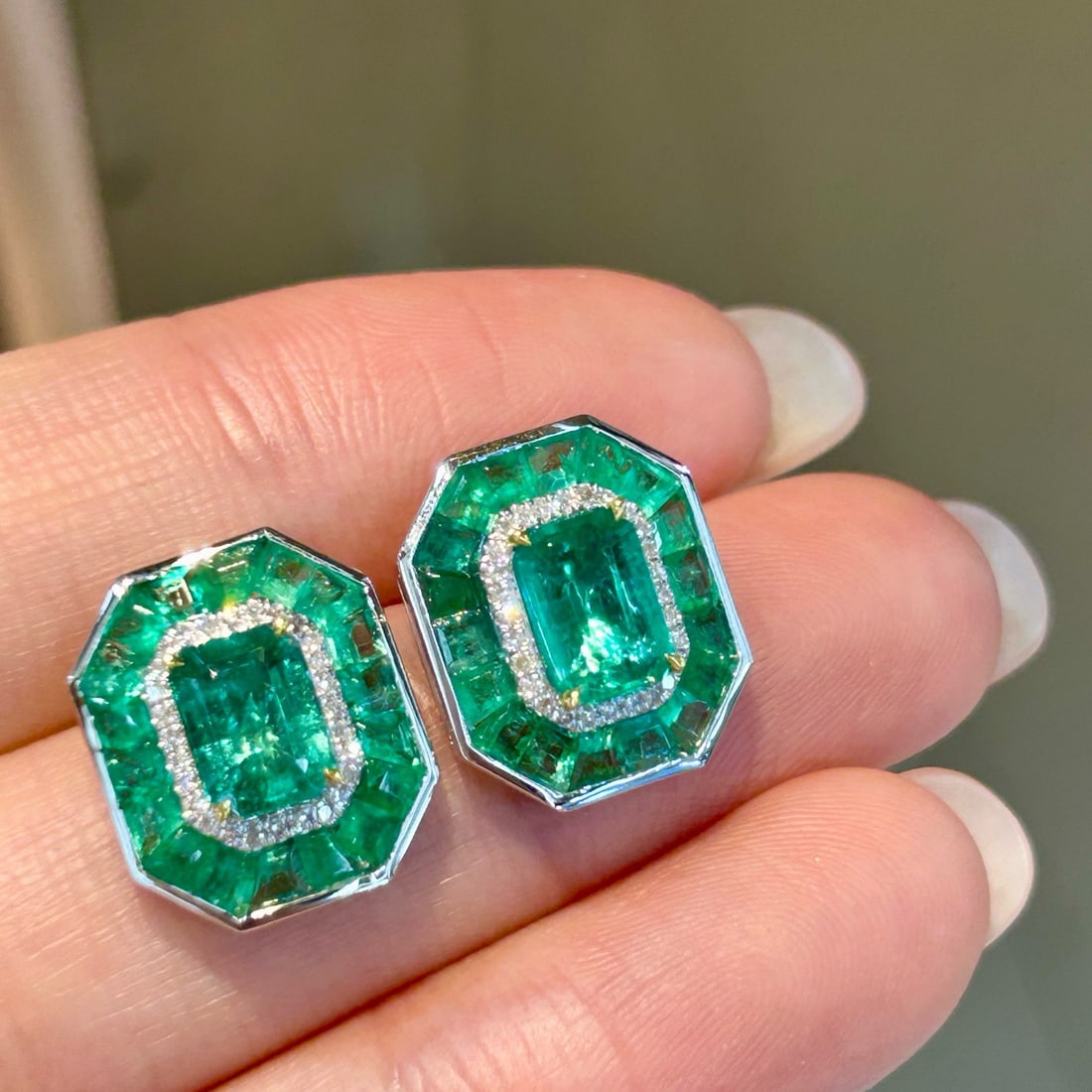 14k Gold 4.5 Ct Natural Emerald & Diamond Earrings: Ref:231162182 // gold content:14k gold // main gemstone:emerald // shape:multiple // carat weight:4. 5ct // color:green // treatment:natural // // adjacent gemstone 2 : diamond // shape:round // clari