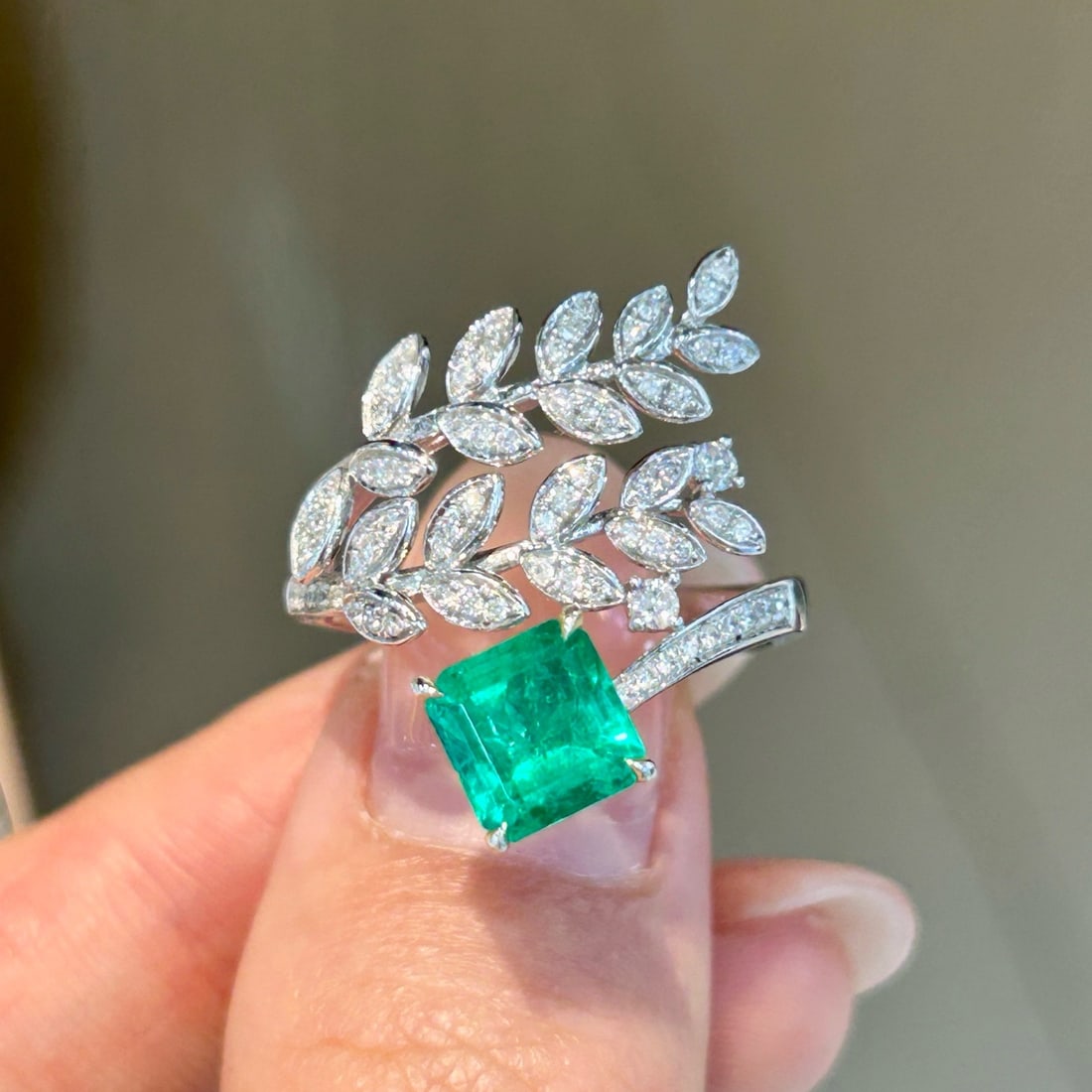 14k Gold 1.47 Ctw Natural Emerald & Diamond Ring: Ref:231162185 // gold content:14k gold // ring size:7. 25us // // main gemstone:emerald // shape:octagonal // carat weight:1. 14ct // color:green // treatment:natural // // adjacent gemstone 2 :