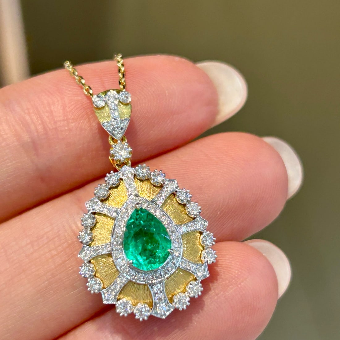 14k Gold 0.91 Ctw Natural Emerald & Diamond Pendant( Without Chain ): Ref:231162198 // gold content:14k gold // main gemstone:emerald // shape:pear // carat weight:0. 6ct // color:green // treatment:natural // // adjacent gemstone 2 : diamond // shape:round // carat wei