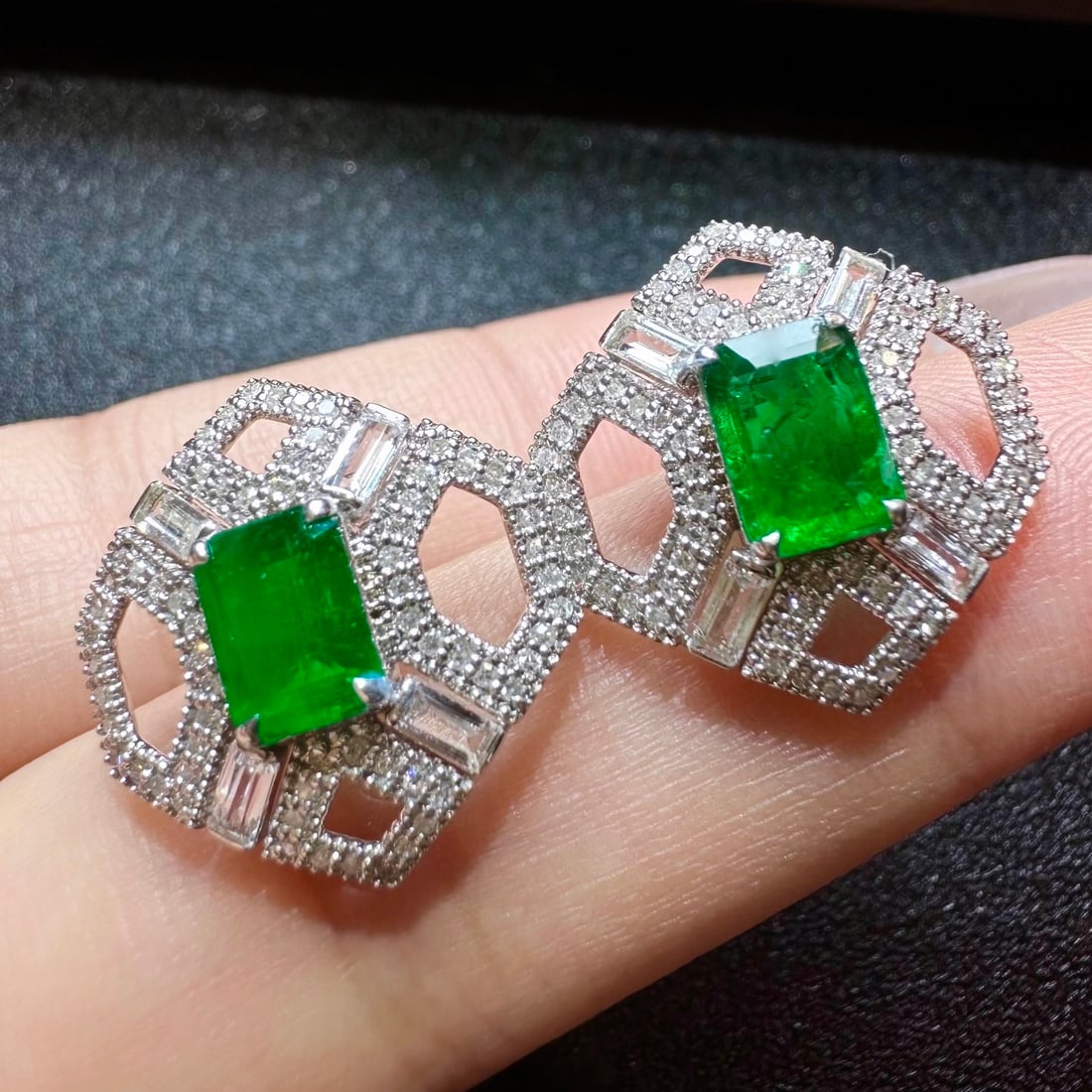 14k Gold 1.66 Ctw Natural Emerald & Diamond Earrings: Ref:231162201 // gold content:14k gold // main gemstone:emerald // shape:octagonal // carat weight:1. 26ct // color:green // treatment:natural // // adjacent gemstone 2 : diamond // shape:round //