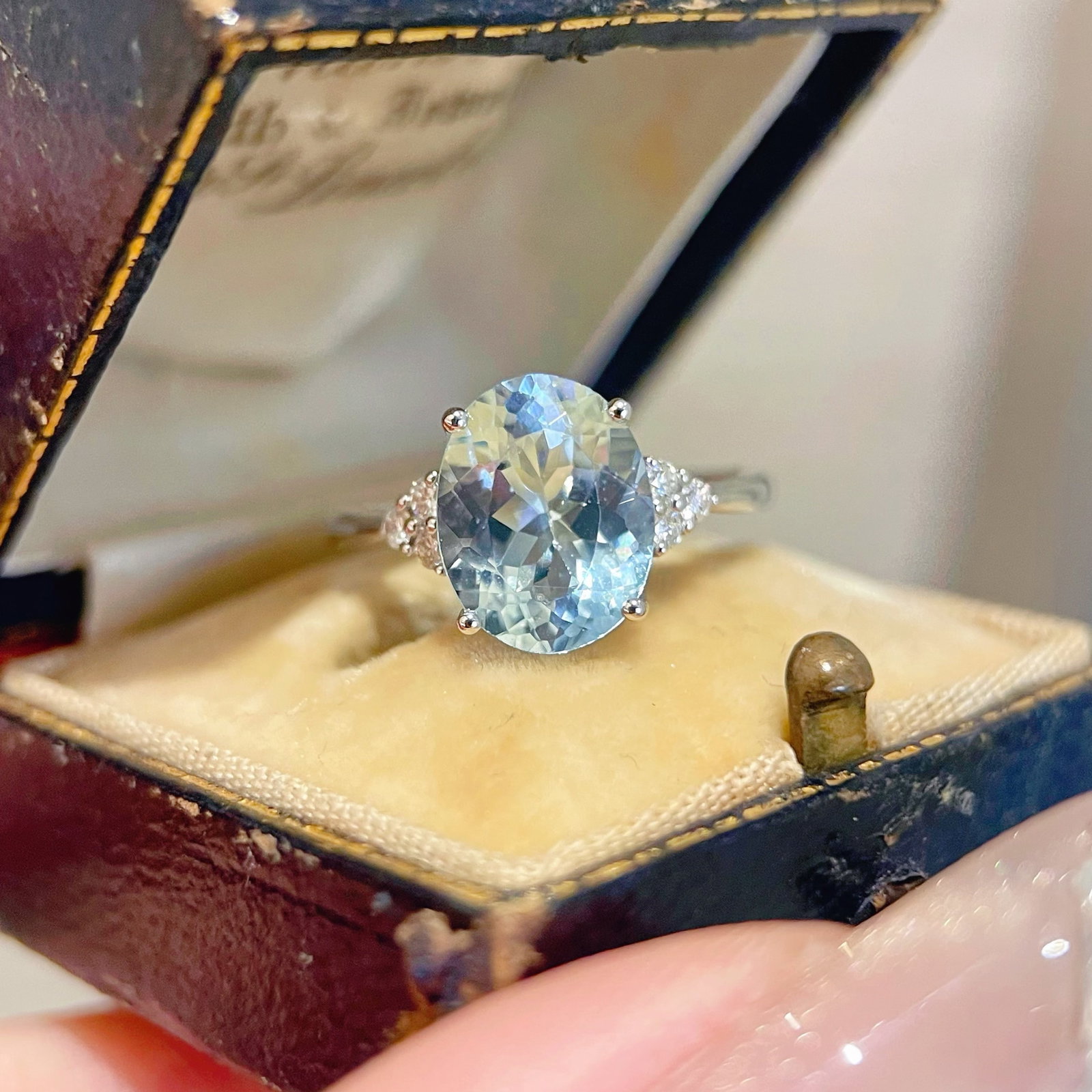 14k Gold 2.65 Ctw Natural Aquamarine & Diamond Ring: Ref:231162205 // gold content:14k gold // ring size:7. 25us // // main gemstone:aquamarine // shape:oval // carat weight:2. 5ct // color:blue // treatment:natural // // adjacent gemstone 2 : diamond